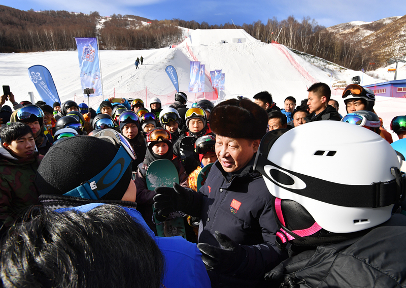 2017年1月23日，习近平总书记在云顶滑雪场同正在集训的国家滑雪队运动员及滑雪爱好者亲切交谈。