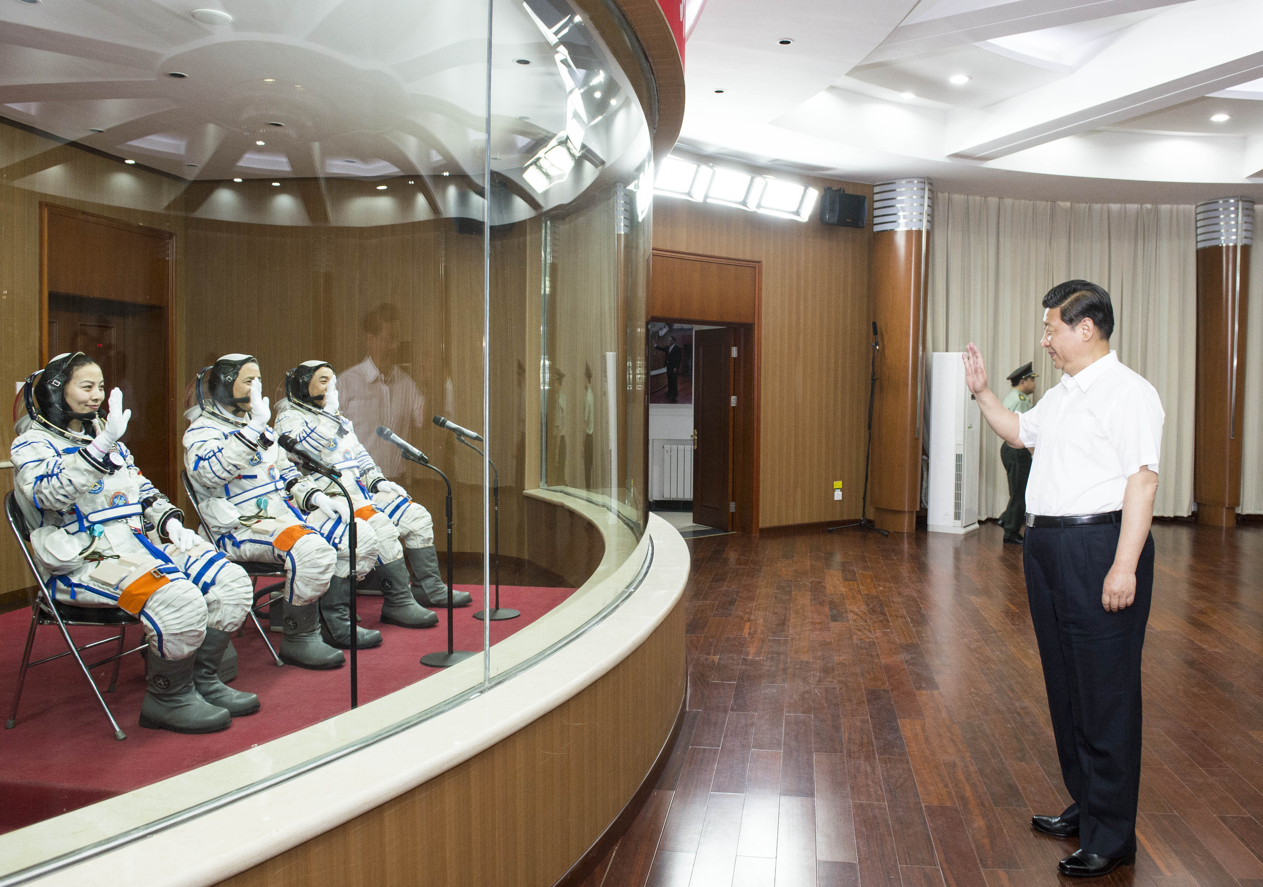 2013年6月11日，习近平总书记在酒泉卫星发射中心观看神舟十号载人飞船发射。这是习近平向即将出征的航天员聂海胜、张晓光、王亚平挥手致意。