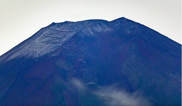 日本富士山顶出现积雪 比去年早了一个多月