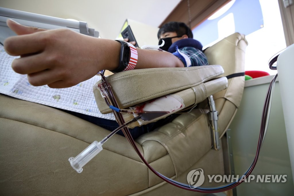 9月20日，在首尔“献血之家”弘大献血中心，一名市民正在献血。