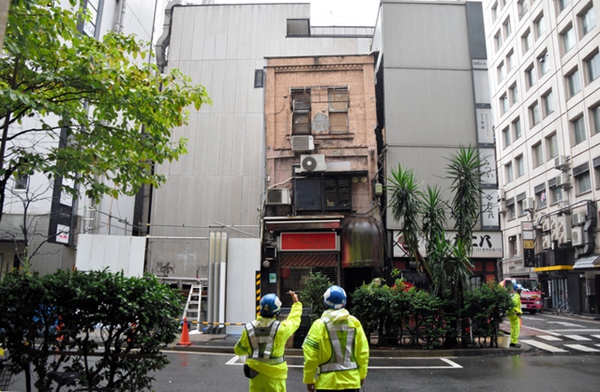 东京银座50年老建筑发生严重倾斜 受附近施工影响地基下沉？