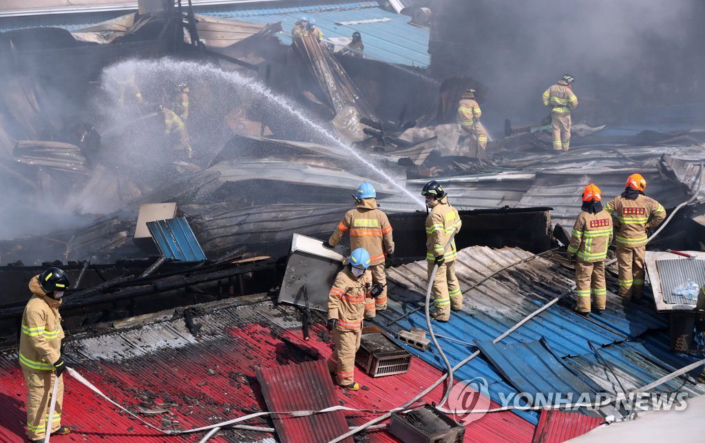 首尔一农贸市场连烧7个小时 20家店铺仓库受损无人员伤亡