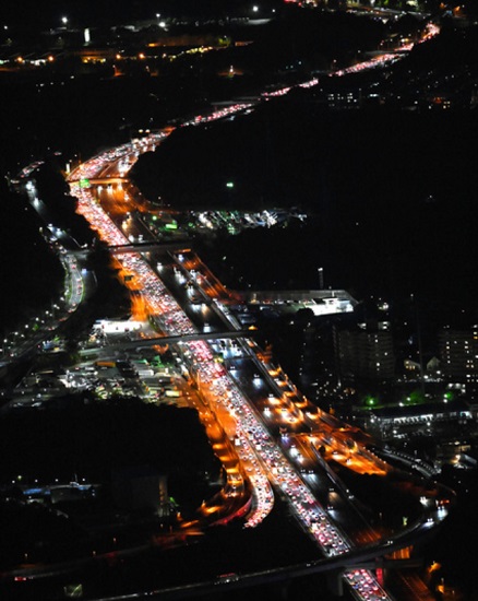 日本五一黄金周长假迎来返程高峰 多条高速路拥堵严重