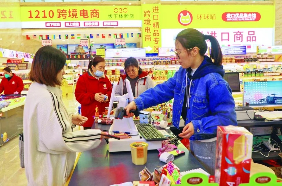 游客在珲春东北亚国际商品城购物